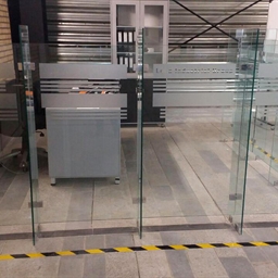 شیشه سورن - طراحی اختصاصی فضا با شیشه در محیط کار