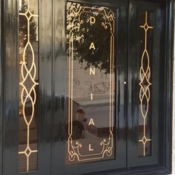 شیشه سورن - طراحی شیشه روی درب فلزی (درب ورودی)
